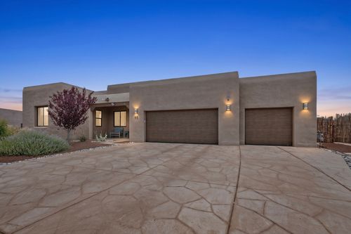 93 E Via Plaza Nueva, Santa Fe, NM, 87507-8068 | Card Image