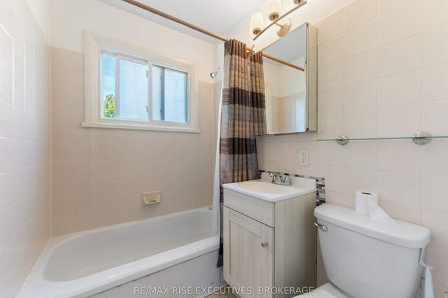 999 Portsmouth Ave, Home with 6 bedrooms, 3 bathrooms and 4 parking in Kingston ON | Image 25