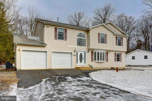 220 Nadine Blvd, POCONO SUMMIT, PA, 18346-7629 | Card Image