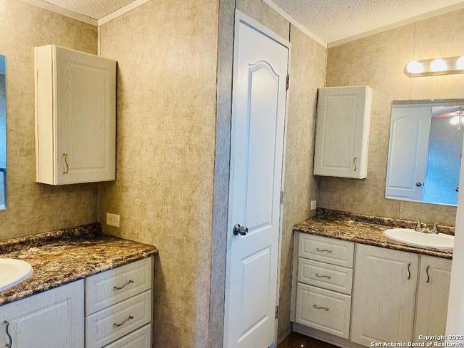 698 Forest Creek Rd, House other with 3 bedrooms, 2 bathrooms and null parking in Devine TX | Image 12