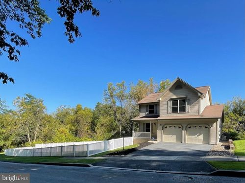 576 Kelker St, Oberlin, PA, 17113-1932 | Card Image