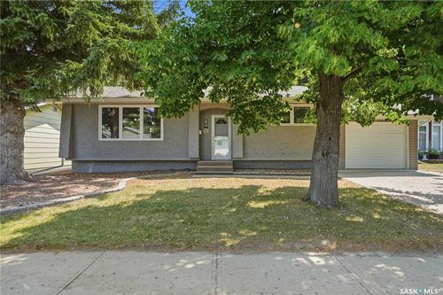 1227 Pascoe Dr E, House with 3 bedrooms, 2 bathrooms and 2 parking in Moose Jaw SK | Card Image