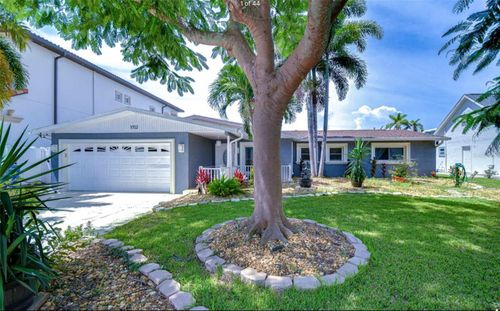 3912 Fontainebleau Dr, TAMPA, FL, 33634-7421 | Card Image