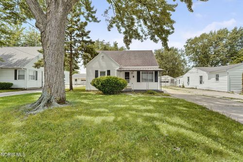 407 Grove St, Walbridge, OH, 43465-1121 | Card Image