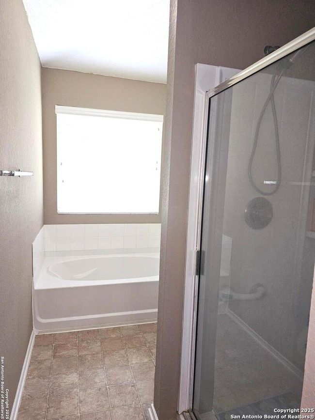 8502 Chickasaw Blf, House other with 3 bedrooms, 2 bathrooms and null parking in Converse TX | Image 9