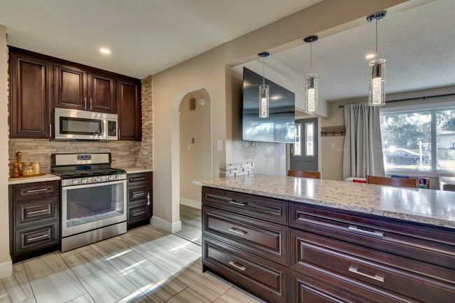 1924 Green Ridge Road Sw, Home with 5 bedrooms, 2 bathrooms and 3 parking in Calgary AB | Image 10