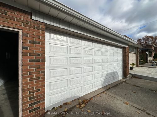 garage-999 Caledonia Rd, North York, ON, M6B3Y9 | Card Image