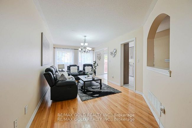 11 Caversham Dr, House attached with 6 bedrooms, 4 bathrooms and 3 parking in Brampton ON | Image 8