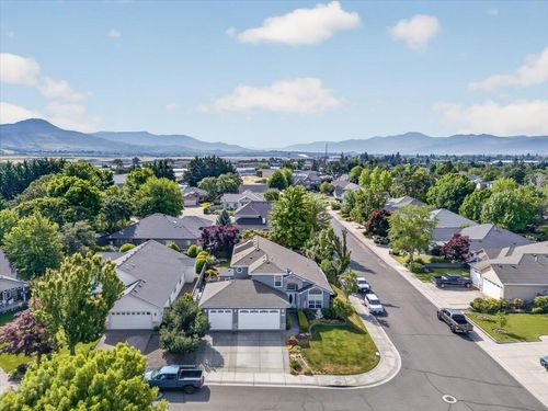 997 N Mountain Ave, Central Point, OR, 97502-3604 | Card Image