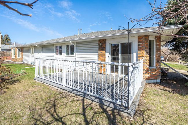 4802 46 Street, Home with 2 bedrooms, 1 bathrooms and 2 parking in Lloydminster SK | Image 2