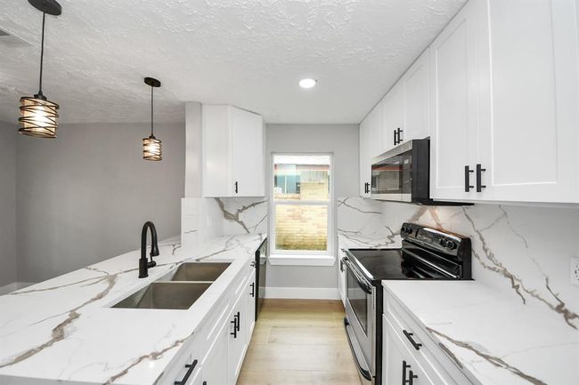 Quarts countertops with plenty space | Image 8