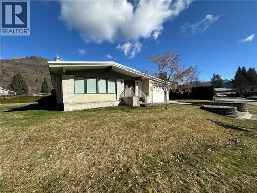 725 3rd St, Montrose, BC, V0G1P0 | Card Image