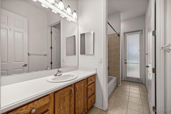 Guest Bath leading to Lanai | Image 40