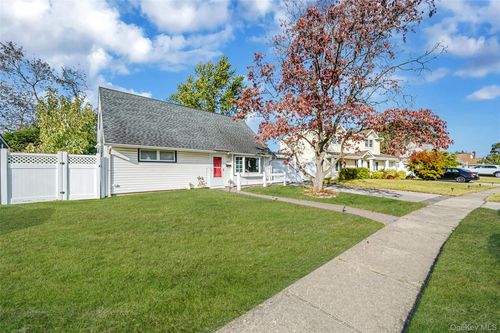 323 Martin Pl, Bethpage, NY, 11714-4715 | Card Image