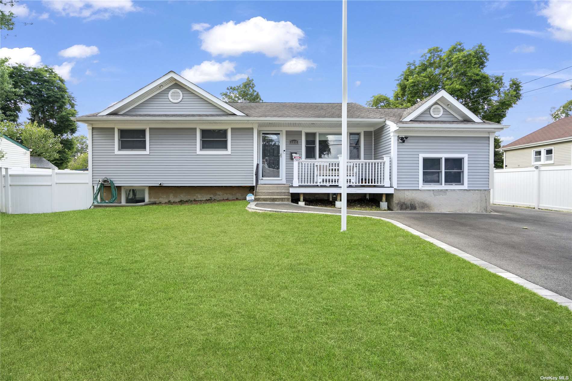 Illinois Ave, Bay Shore, NY 11706