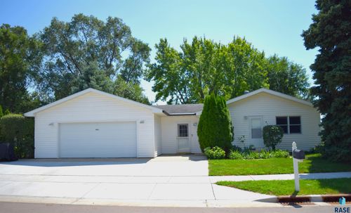 403 W 11th St, Canton, SD, 57013-2418 | Card Image