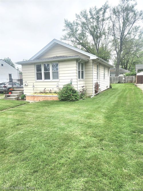 1094 Lakeview St, Waterford, MI, 48328-3819 | Card Image