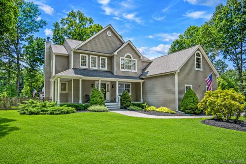 15 Cedar Ln, E Patchogue, NY, 11772-6278 | Card Image