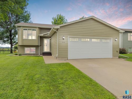 509 Lois Ln, Harrisburg, SD, 57032-2082 | Card Image