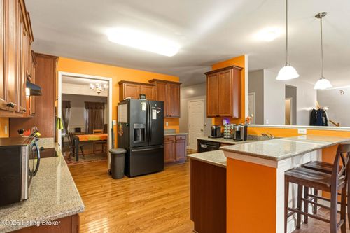 11400 Fenimore Ridge Dr, Louisville, KY, 40229-6410 | Card Image