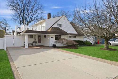 12 Woodgreen Ln, Wantagh, NY, 11793-1311 | Card Image