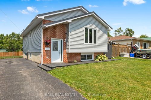 2 Hazel St, Lindsay, ON, K9V5M2 | Card Image