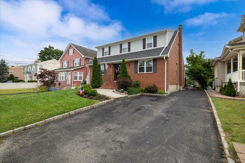 98 Brower Ave, Rockville Centre, NY, 11570-3001 | Card Image