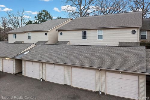 4967 Oak Hill Dr, Waterford Twp, MI, 48329-1752 | Card Image