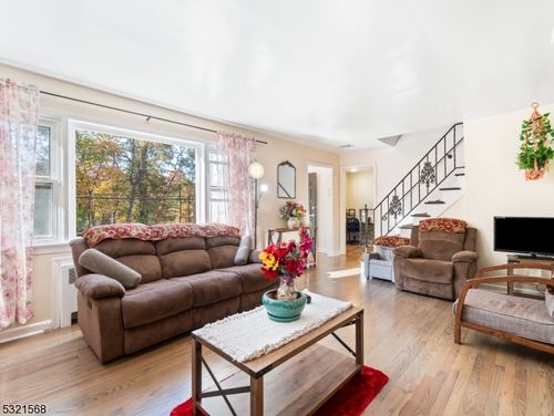 469 Lake St, Newark, NJ, 07104-1331 | Card Image