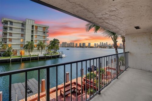 56-2689 Ne 165th St, North Miami Beach, FL, 33160-4048 | Card Image