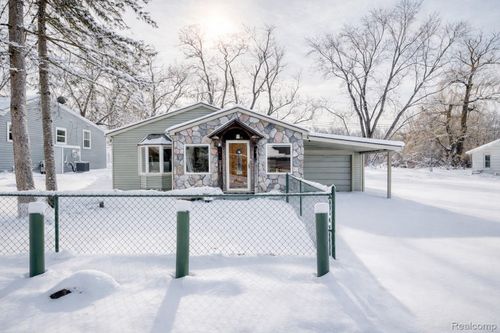 321 Longspur Ln, Commerce Twp, MI, 48382-4045 | Card Image