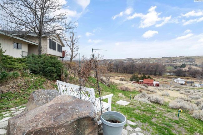73805 N Demoss Rd, Home with 3 bedrooms, 3 bathrooms and null parking in Benton City WA | Image 5