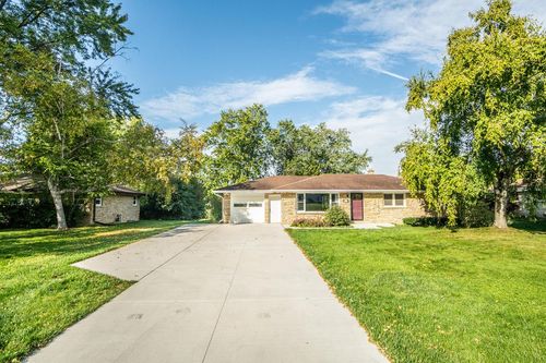 W177N8635 Lynwood Drive, Menomonee Falls, WI, 53051 | Card Image