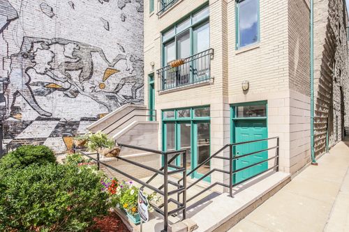 g-952 W Barry Ave, Chicago, IL, 60657-2677 | Card Image