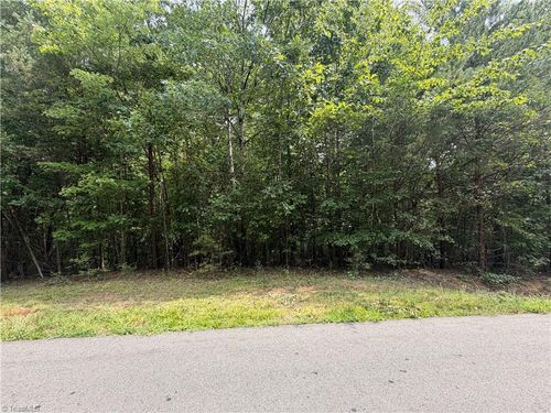 186 Glenoak Dr, Eden, NC, 27288-8084 | Card Image