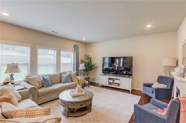 6841 Lancaster Xing, House other with 4 bedrooms, 3 bathrooms and 4 parking in Flowery Branch GA | Image 10