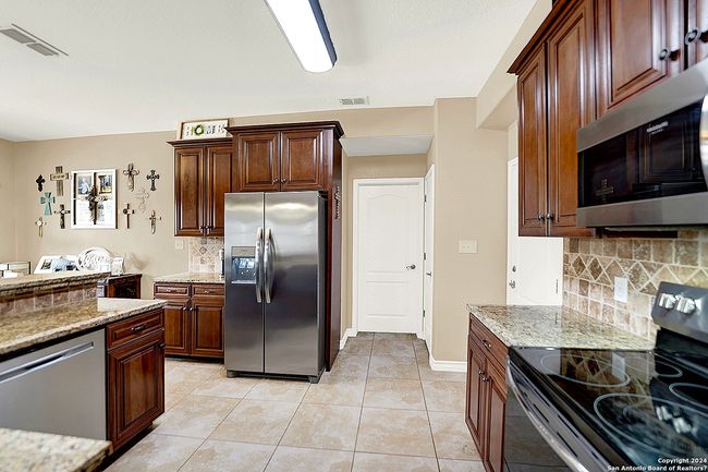 109 Park Way, House other with 4 bedrooms, 3 bathrooms and null parking in Poth TX | Image 7