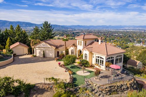 3260 Carriage Dr, Medford, OR, 97501-4337 | Card Image