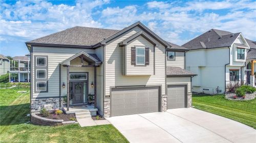 7044 Glenn Ln, Parkville, MO, 64152-5304 | Card Image