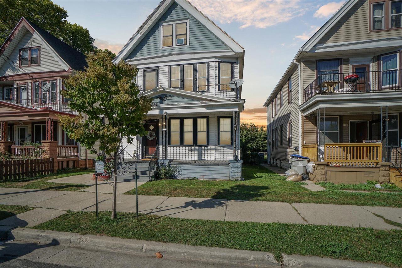 Dakota St, Milwaukee, WI 53215