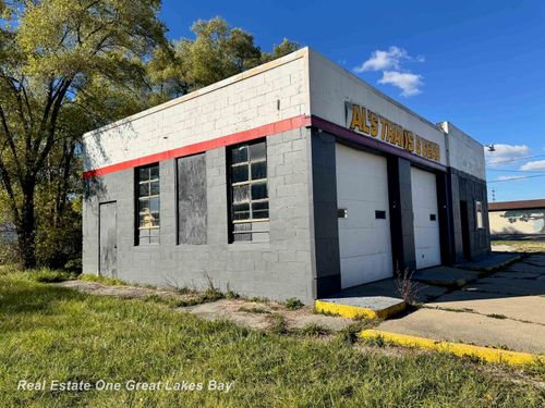 3326 S Saginaw St, Burton, MI, 48529 | Card Image