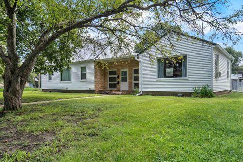 1052 Dundee Ave, Waterloo, IA, 50701-2218 | Card Image