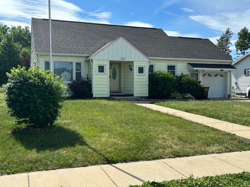 709 S Logan St, LENA, IL, 61048-9283 | Card Image