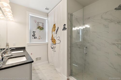 5545 Helmsdale Blvd, West Bloomfield, MI, 48322-1110 | Card Image