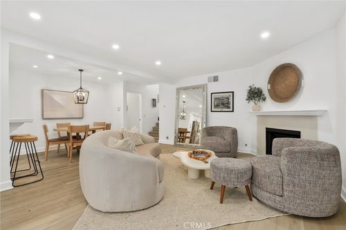 184-21500 Califa St, Woodland Hills, CA, 91367-5400 | Card Image