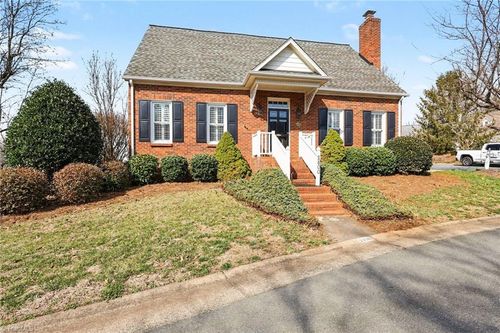 2800 Kingsdale Court, Winston-Salem, NC, 27103 | Card Image