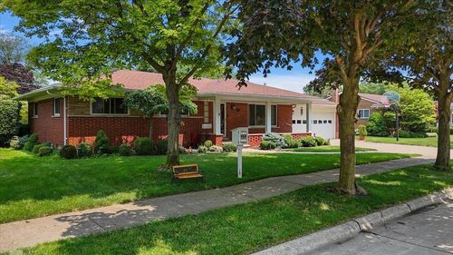 632 S Rosedale Ct, Grosse Pointe Woods, MI, 48236-1145 | Card Image