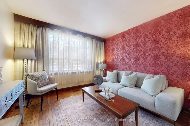 140 Lisgar St, House attached with 3 bedrooms, 2 bathrooms and null parking in Toronto ON | Image 4