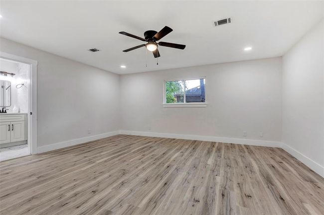 Primary retreat with En-suite bath, 2 walk in closets, gorgeous Vinyl flooring and ceiling fan. | Image 28