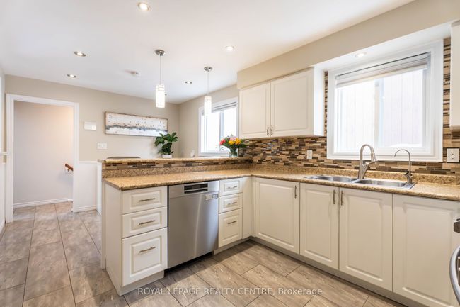 110 Simmons Blvd, House attached with 6 bedrooms, 3 bathrooms and 4 parking in Brampton ON | Image 9